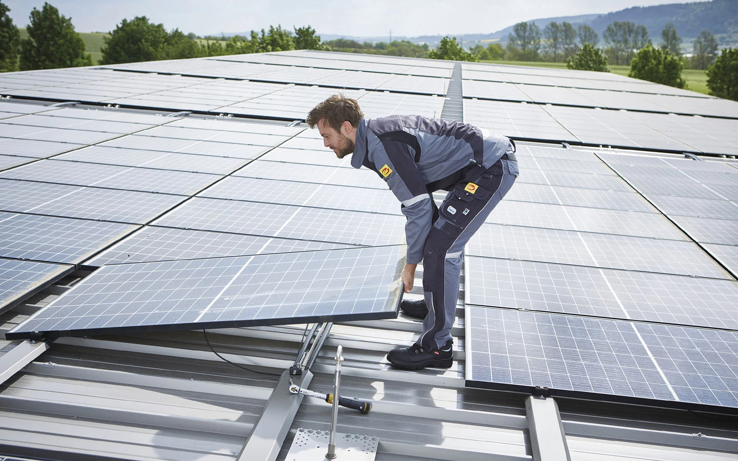 E-CHECK PV - Mitarbeiter installiert Solarzellen auf dem Dach &middot; B+B Mess- und Sicherheitstechnik