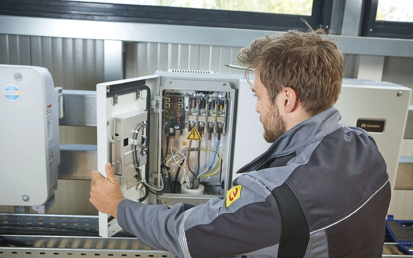 E-CHECK PV - Mitarbeiter überprüft den Wechselrichter &middot; B+B Mess- und Sicherheitstechnik